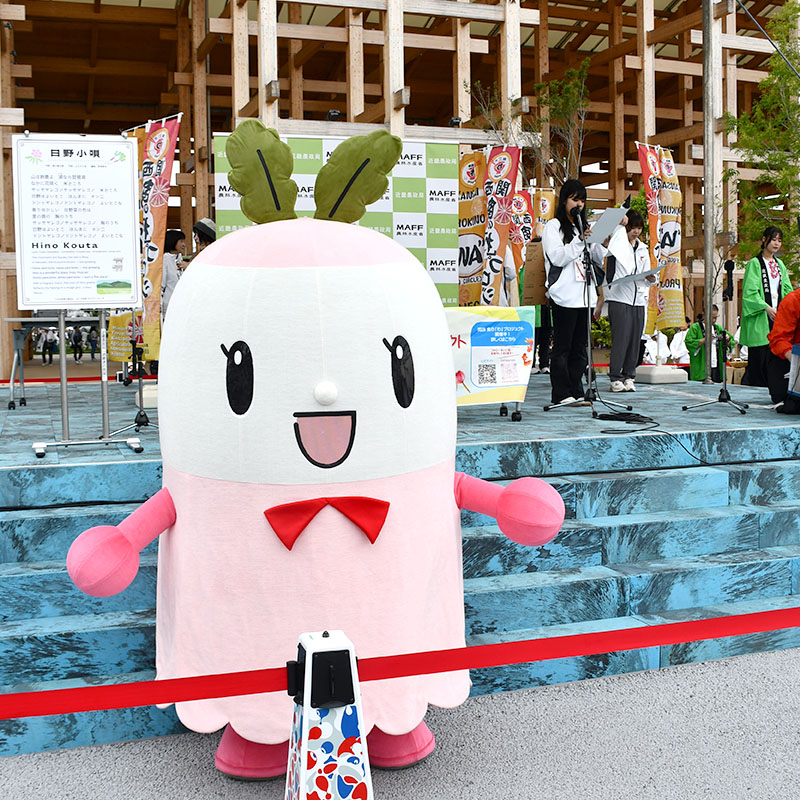 大阪・関西万博ポップアップステージ西に登場した滋賀県日野町原産の日野菜の妖精あのなひのなちゃん